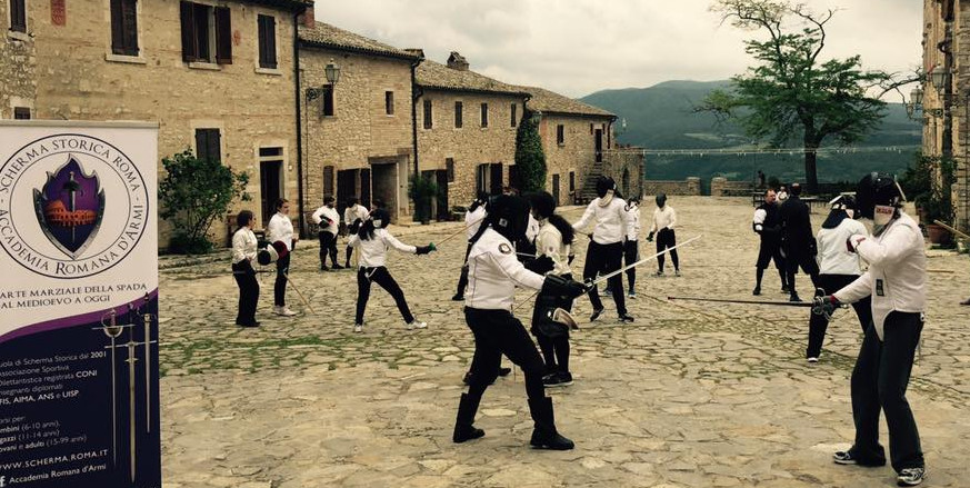 Lezione di spada da lato di scuola romana a Titignano